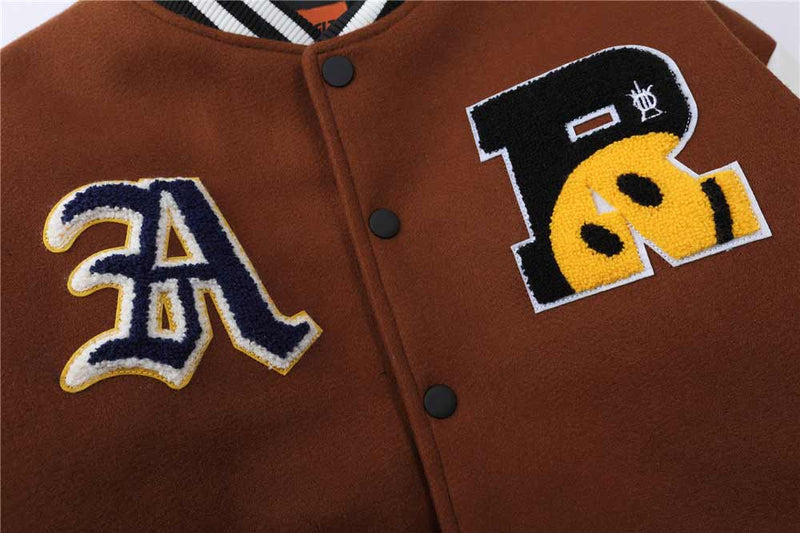 détails varsity marron étudiant américain