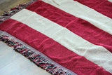 details bandes rouges tapis americain